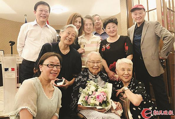             上译厂同事们见证苏秀受勋  孙佳音  摄          