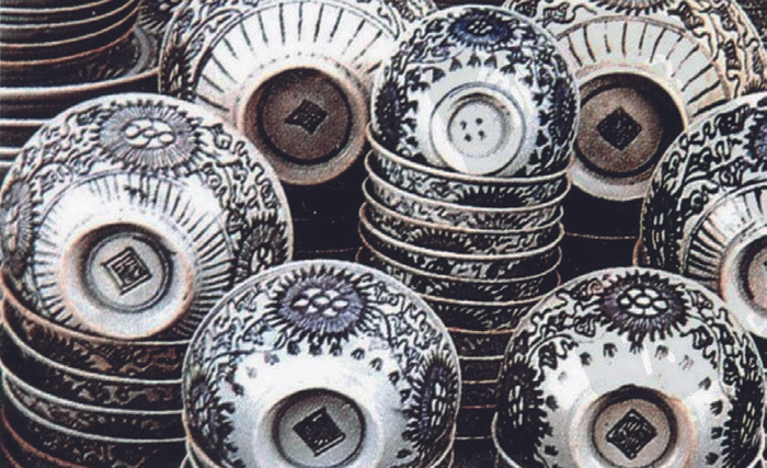 〔图三〕 青花缠枝菊纹盘 清代“戴安娜”号沉船出水 采自前揭周世荣、魏止戈《海外瓷珍与海底瓷都》，第106页