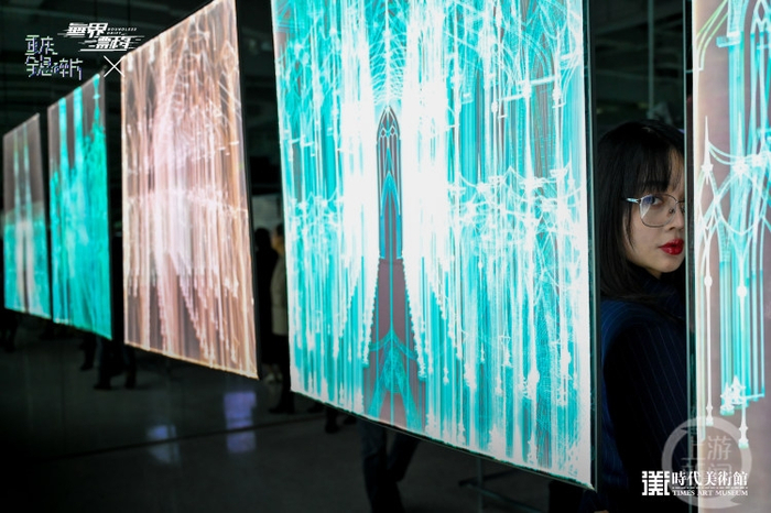 ▲展览中各色流光溢彩的作品格外吸睛