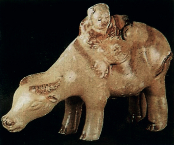 〔图四〕 釉陶牧童骑牛俑 清代“戴安娜”号沉船出水 采自前揭周世荣、魏止戈《海外瓷珍与海底瓷都》，第113页