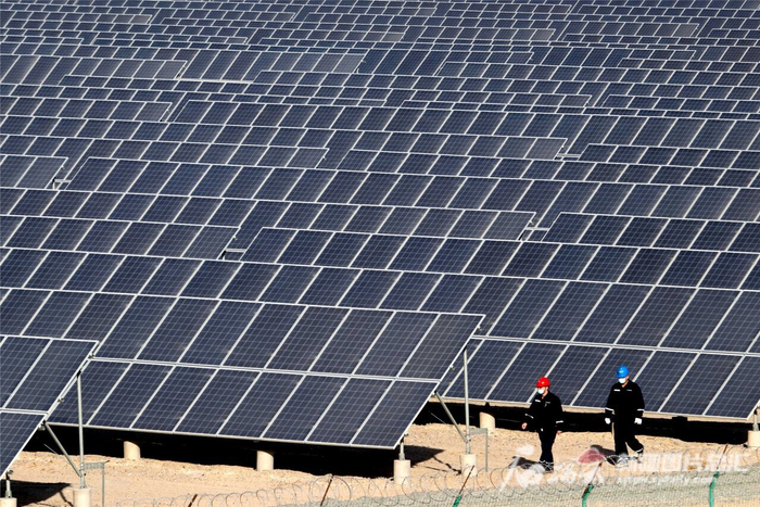  工作人员在哈密烟墩风光互补电站巡查（资料图）。