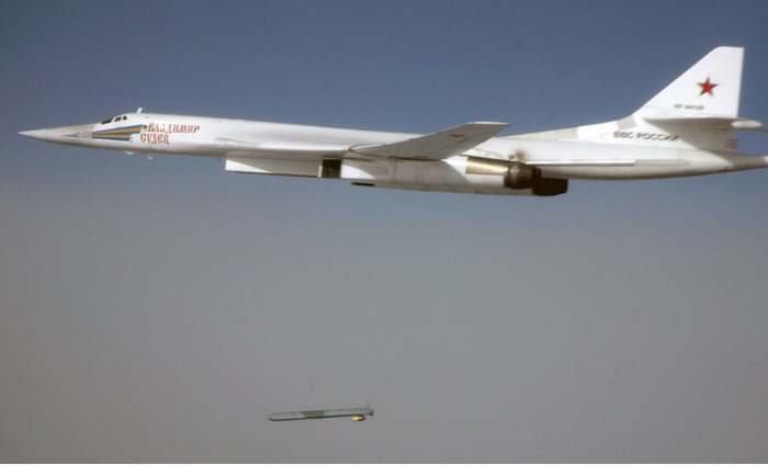 在此次冲突，俄战略轰炸机更多是远程发射导弹攻击乌克兰目标，没有充分发挥其载弹量大的优势。