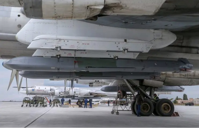 战略轰炸机使用空射巡航导弹打击一些关键战略设施目标有其必要性，但全程这样使用就有点大材小用了。