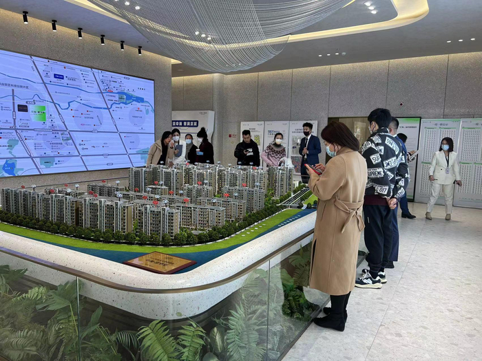 在中海·富华里售楼处，来访客户增多了。新京报记者 张晓兰 摄