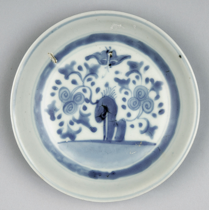 〔图五：1〕 青花山石花蝶纹盘   邵壮拍摄 “泰兴号”沉船出水瓷器，中国国家博物馆藏