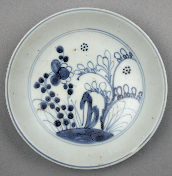 〔图五：2〕 青花玉兰牡丹纹盘 邵壮拍摄 “泰兴号”沉船出水瓷器，中国国家博物馆藏