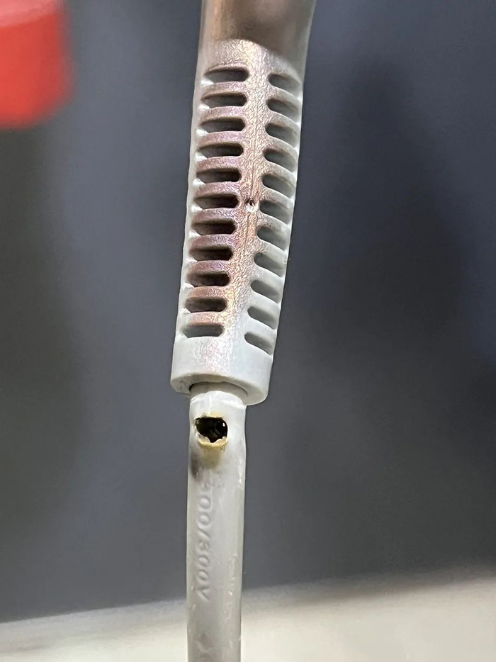 韦女士发来的爆炸的卷发棒的照片。