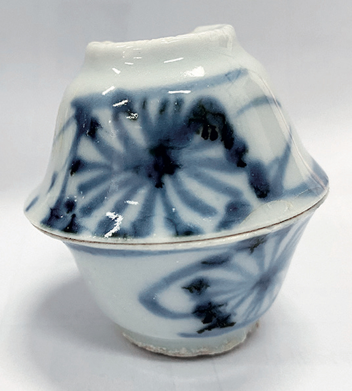 〔图九〕 青花菊纹杯对扣烧标本 作者摄 清晚期，福建德化窑出土 标本由德化县陶瓷博物馆提供