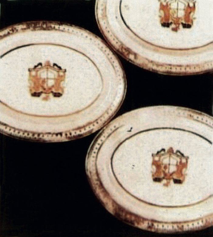 〔图二：1〕 釉上彩绘立狮徽章纹盘 清代“戴安娜” 号沉船出水 采自前揭周世荣、 魏止戈《海外瓷珍与海底瓷都》，第112页