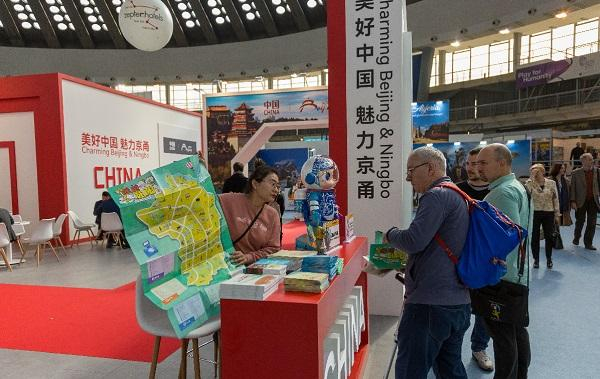 2月23日，人们在塞尔维亚首都贝尔格莱德参观第44届贝尔格莱德国际旅游博览会中国展台。图源：新华社