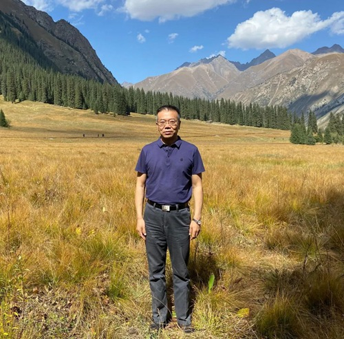 施新荣。（图片来源：新疆师范大学历史与社会学院官网）