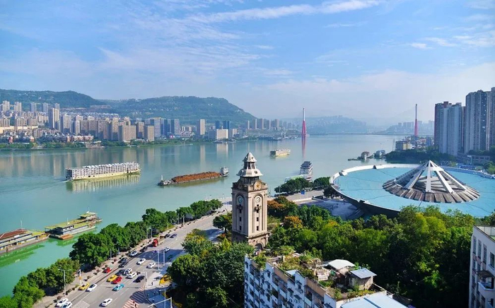 长江万州段，黄金水道船来船往。付作侨 摄