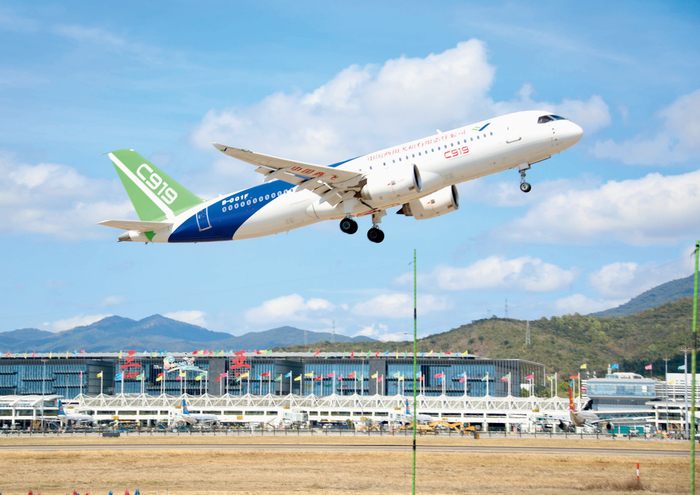 ▲中国商飞C919 大型客机首次亮相三亚凤凰国际机场（2023年2月8日摄）三亚凤凰国际机场供图