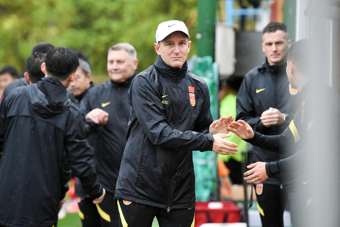 2023年2月13日，男足亚运选拔队在佛山举行教学赛，亚历山大·扬科维奇现身 图据视觉中国