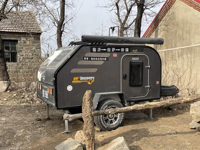 拖车闲置在家附近的空地 何沛芸 摄