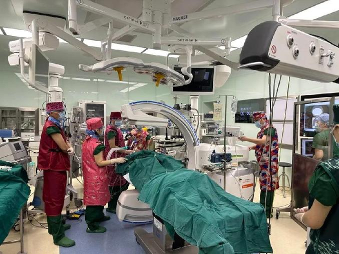 北大医院呼吸和危重症医学科医生在进行肺减容回力圈手术（受访者提供）