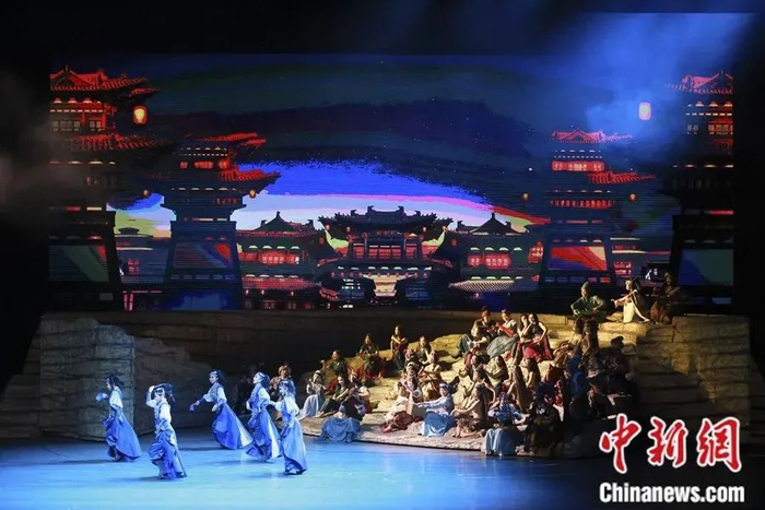 国家大剧院上演舞蹈诗剧《天下大同》。（中新社记者 张云 摄）