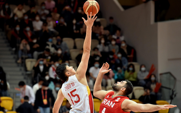 周琦在男篮世预赛中跳球。伊朗将成为中国队冲击奥运会名额的主要对手。  图/新华社