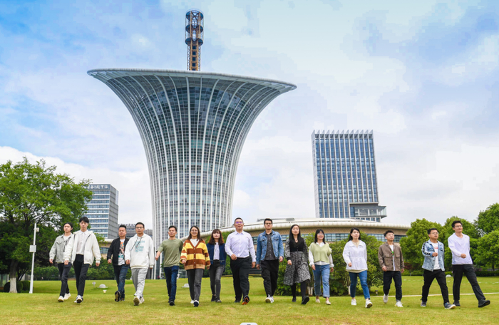武汉光谷未来科技城一批青年科技工作者相聚在“马蹄莲”下，畅想未来。记者高勇 摄