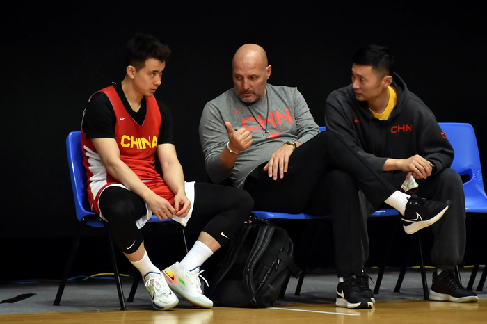 中国男篮主帅乔尔杰维奇（中）与赵继伟（左）在训练中交谈。  图/新华社