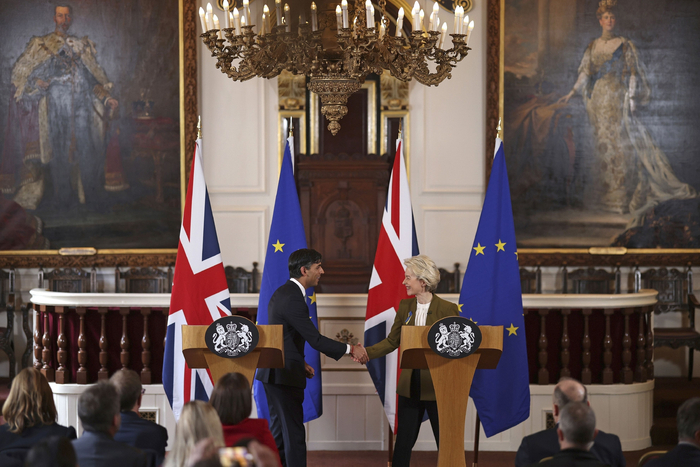 当地时间2023年2月27日，英国温莎，英国首相苏纳克和欧盟委员会主席冯德莱恩共同出席新闻发布会。图/视觉中国