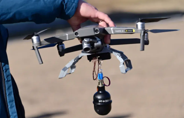 进入堑壕战之后，双方大量使用消费级无人机挂载手榴弹、炮击炮弹等小型弹药攻击对方。