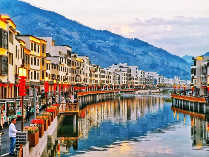 信宜市钱排镇双合村一河两岸流光溢彩。