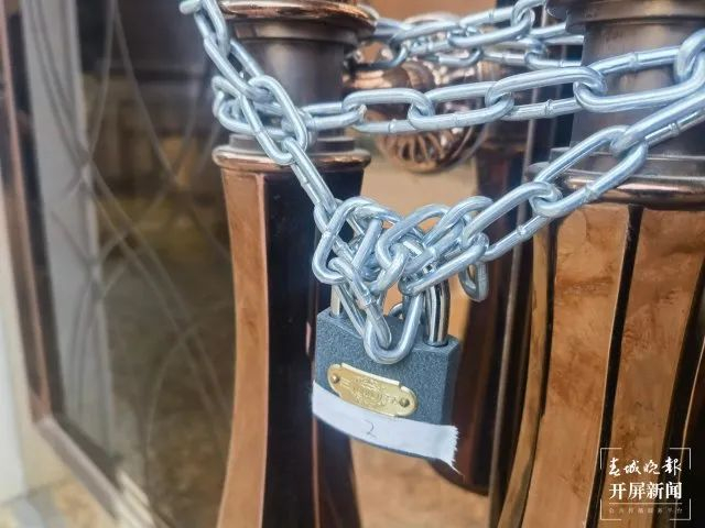 入酒店大厅的大门已被锁住