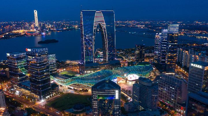 这是2020年7月23日拍摄的苏州工业园区金鸡湖畔夜景（无人机照片）。新华社记者 李博 摄