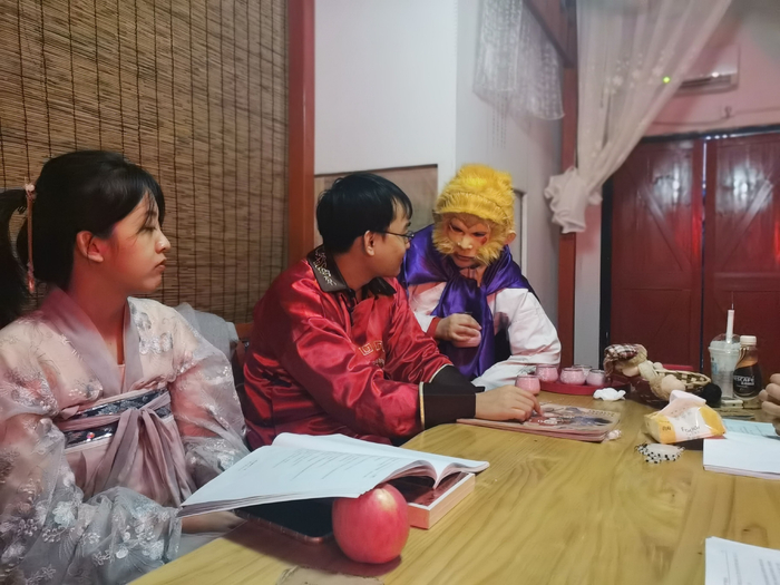 剧本杀店店主南宫在一场剧本杀中演绎“孙悟空”角色与玩家互动。新京报贝壳财经记者 罗亦丹 摄