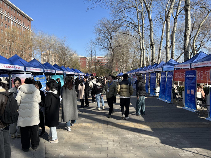 双选会上，学生们与招聘企业交流。新京报记者 罗艳 摄