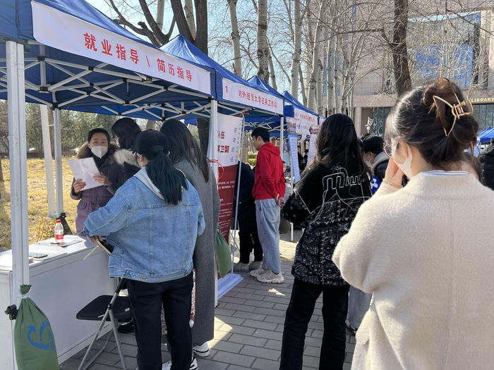 老师在专门的点位为学生提供简历指导。新京报记者 罗艳 摄