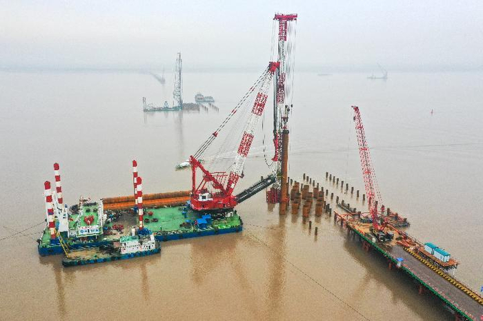 这是2月18日拍摄的崇启公铁长江大桥永久钢护筒施打作业现场（无人机照片）。新华社记者 李博 摄