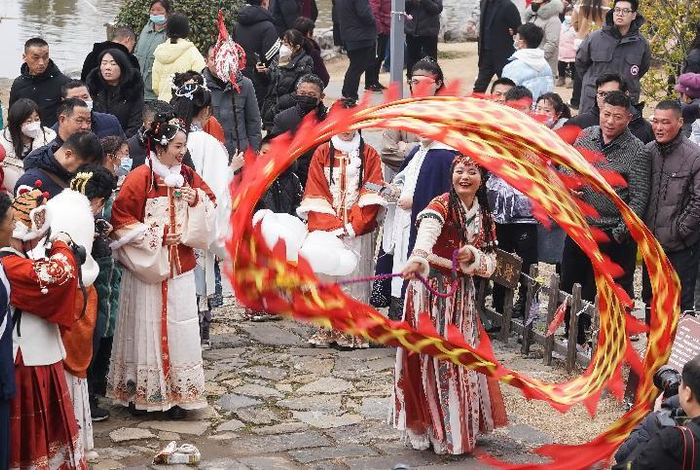 1月23日，游人在江苏盱眙第一山历史文化街区观看甩龙表演。新华社记者 季春鹏 摄