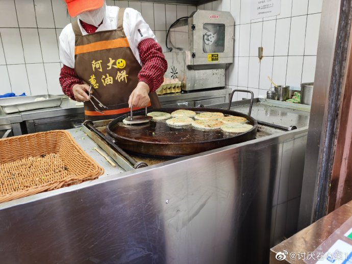 2023年2月25日，微博网友表示自己路过“阿大葱油饼”@讨厌卷心菜1 图