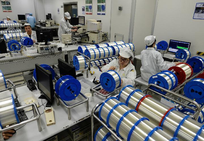 苏州吴江亨通集团员工在光纤生产车间忙碌（资料照片）。新华社记者 季春鹏 摄