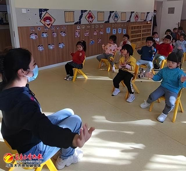 　　2月27日，在水磨沟区的乌鲁木齐幼教集团南湖幼儿园，老师带着小班孩子们做手指律动操。记者李晓青摄