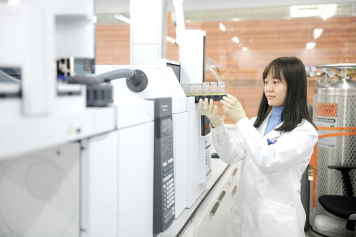 泰德制药研发人员正在观察试剂变化。 资料图片
