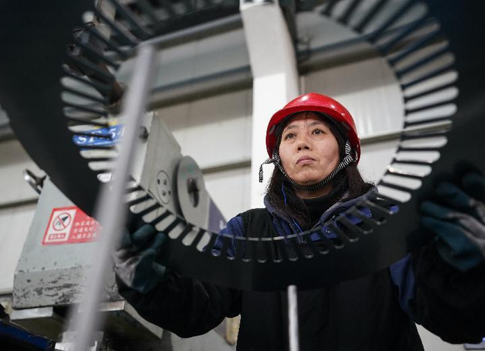 2月16日，工人在专精特新“小巨人”企业南通通达矽钢冲压科技有限公司生产车间忙碌。新华社记者 季春鹏 摄