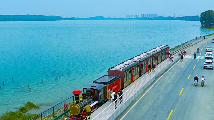 茂南区金塘镇“油城墟”的观光小火车