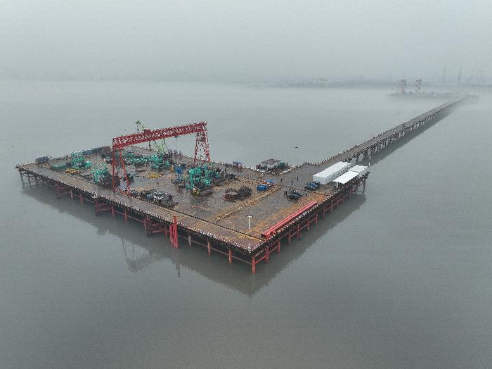 1月13日拍摄的张靖皋长江大桥南航道桥南主塔施工现场（无人机照片）。新华社记者 季春鹏 摄