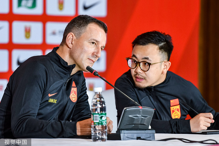 扬科维奇和翻译交流。