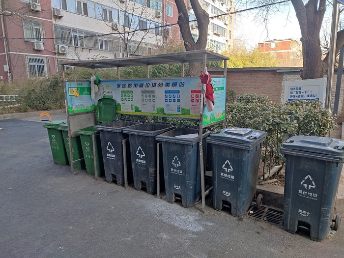 太平路44号院的一处桶站，没有摆放有害垃圾桶