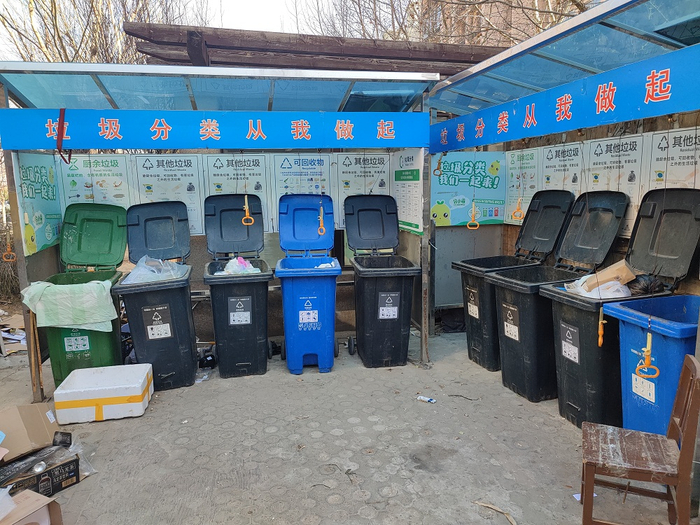 科兴佳园2号院15号楼前的桶站，没有摆放有害垃圾桶