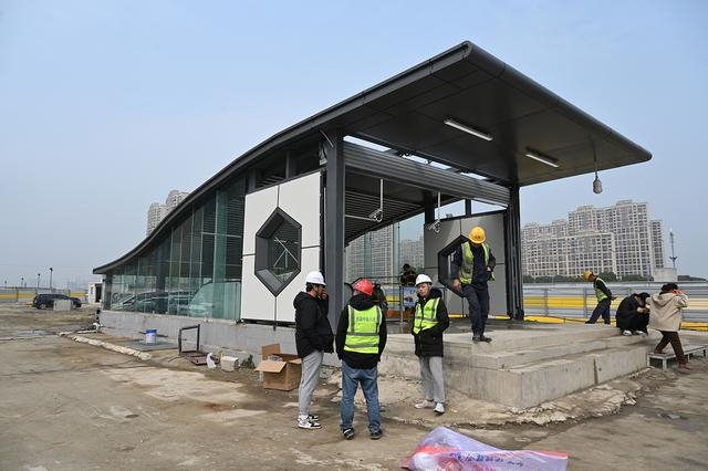 2023年3月1日，苏州轨道交通11号线花桥博览中心站，施工人员在出入口施工。澎湃新闻记者 吴栋 图