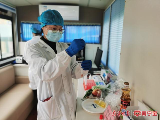 ▲工作人员对食物样品开展快速检测