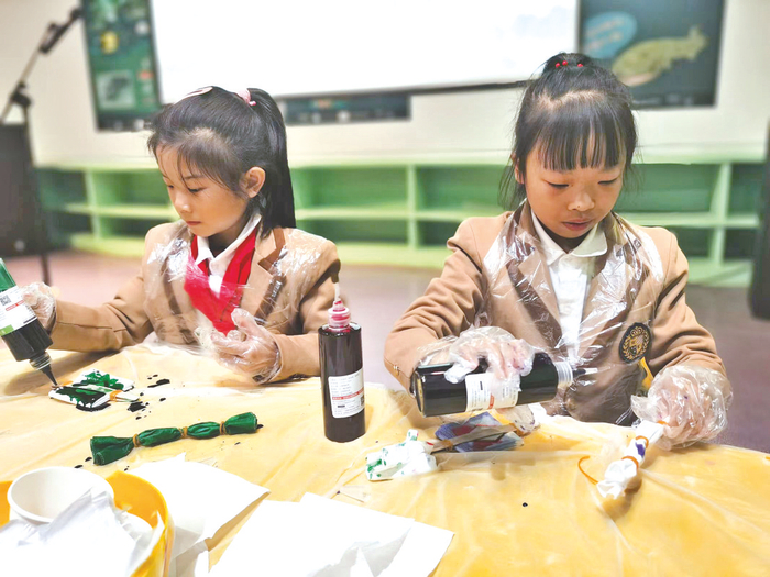     南宁市逸夫小学学生在劳作中感受扎染艺术的魅力。 （潘旭 摄）
