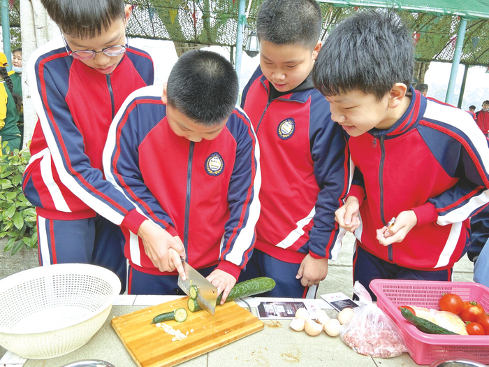     南宁市华衡小学通过开展劳动研学实践活动，让学生在劳动中学习知识，培养学生对生活的热爱。 （林卓志 摄）