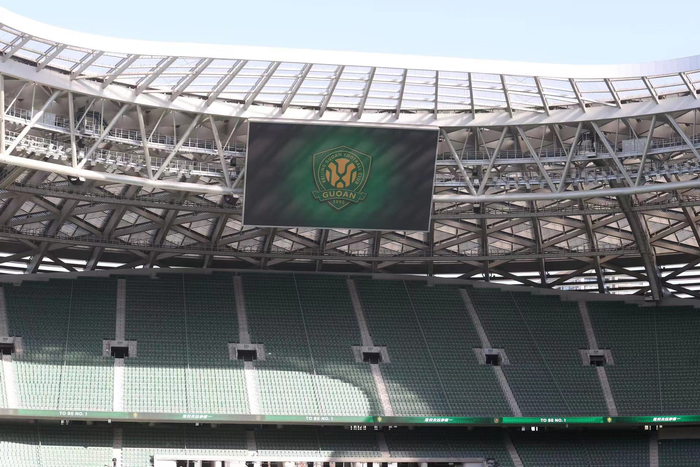 即将迎接北京国安的到来，看台上环绕着写有“北京国安”的绿色灯条。新京报记者 王飞 摄