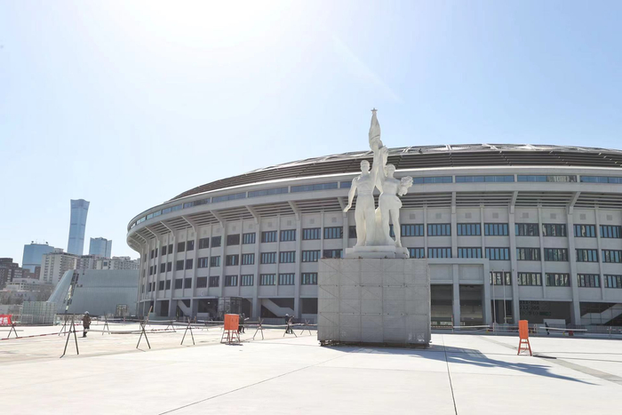 新工艺复原的标志性雕塑，将在新工体与市民见面。新京报记者 王飞 摄